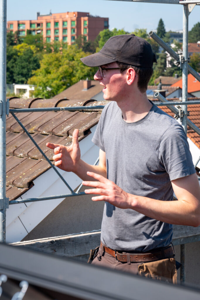 Björn erklärt die Konstruktion, Montage und Inbetriebnahme einer Solaranlage. Er ist Experte für Phovoltaikanlagen.